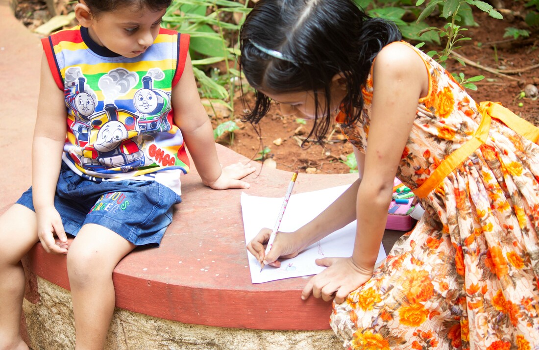 Picture of children drawing.